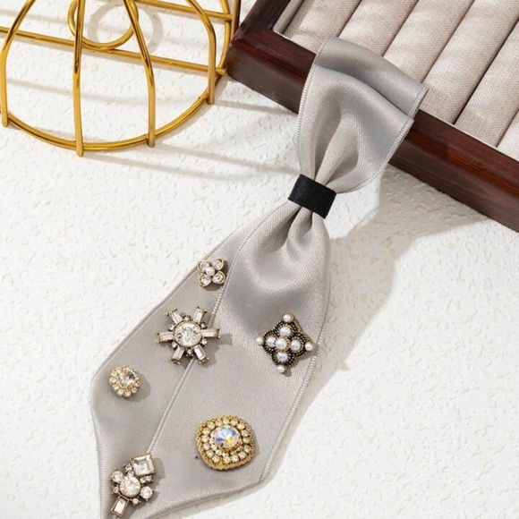 Elegant Brooch, Tie Necklace with embellishments in Beige, Black and Grey NWT - Picture 7 of 10